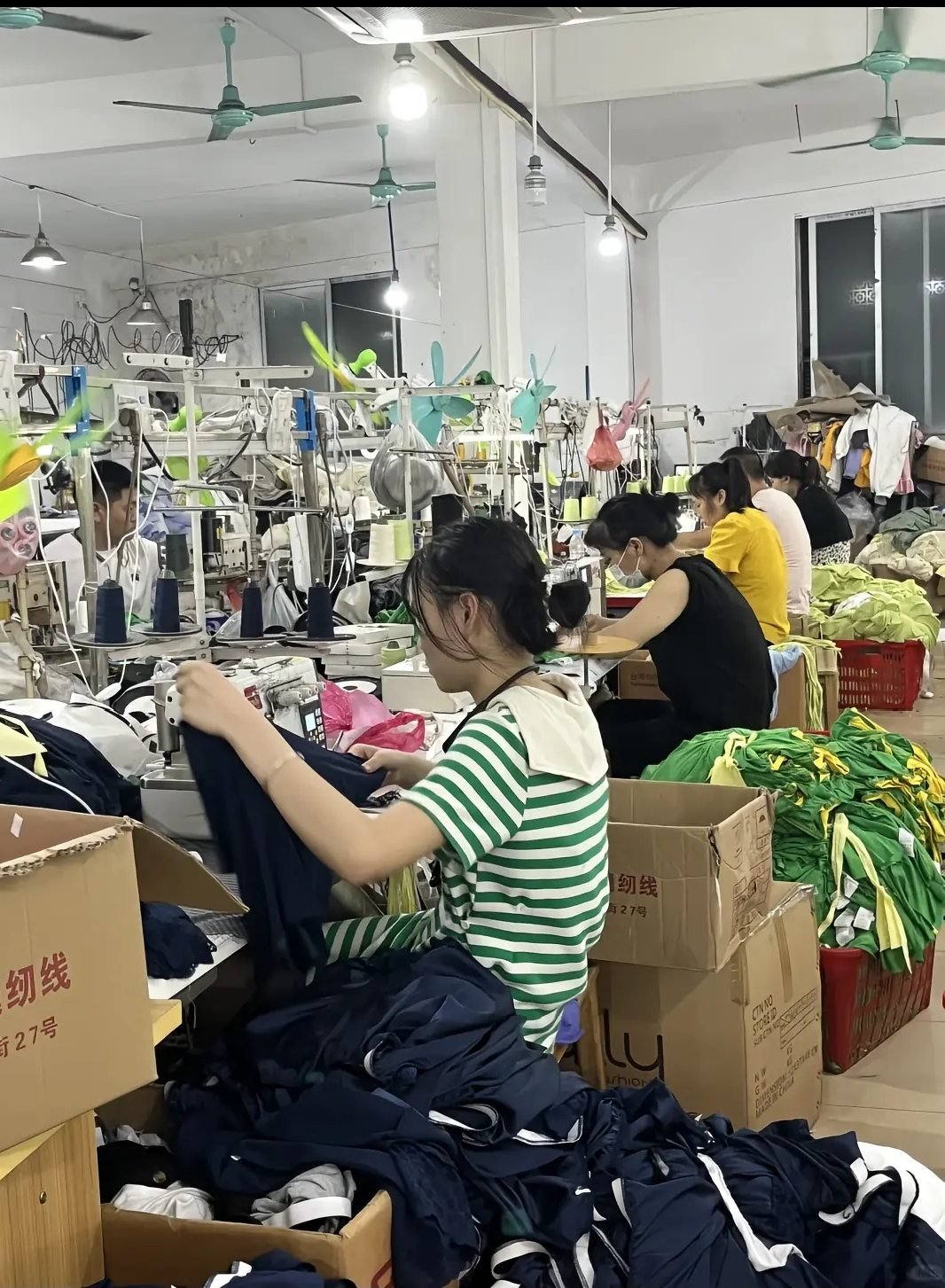 员工在独立车缝工位生产