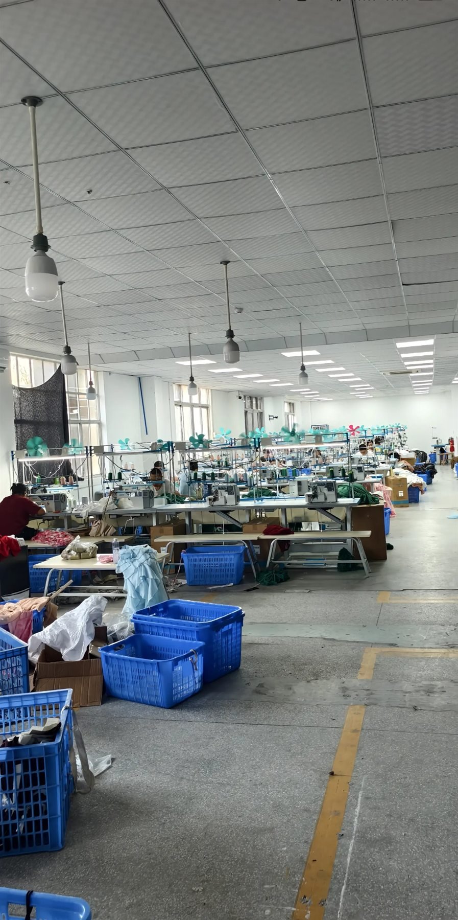 服装工人在车缝生产线作业
