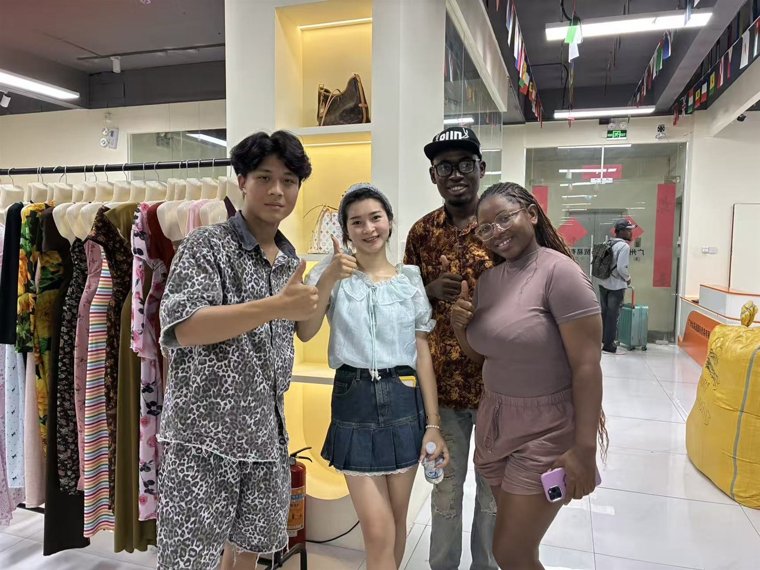 批发买家与广州丝路通团队查看产品